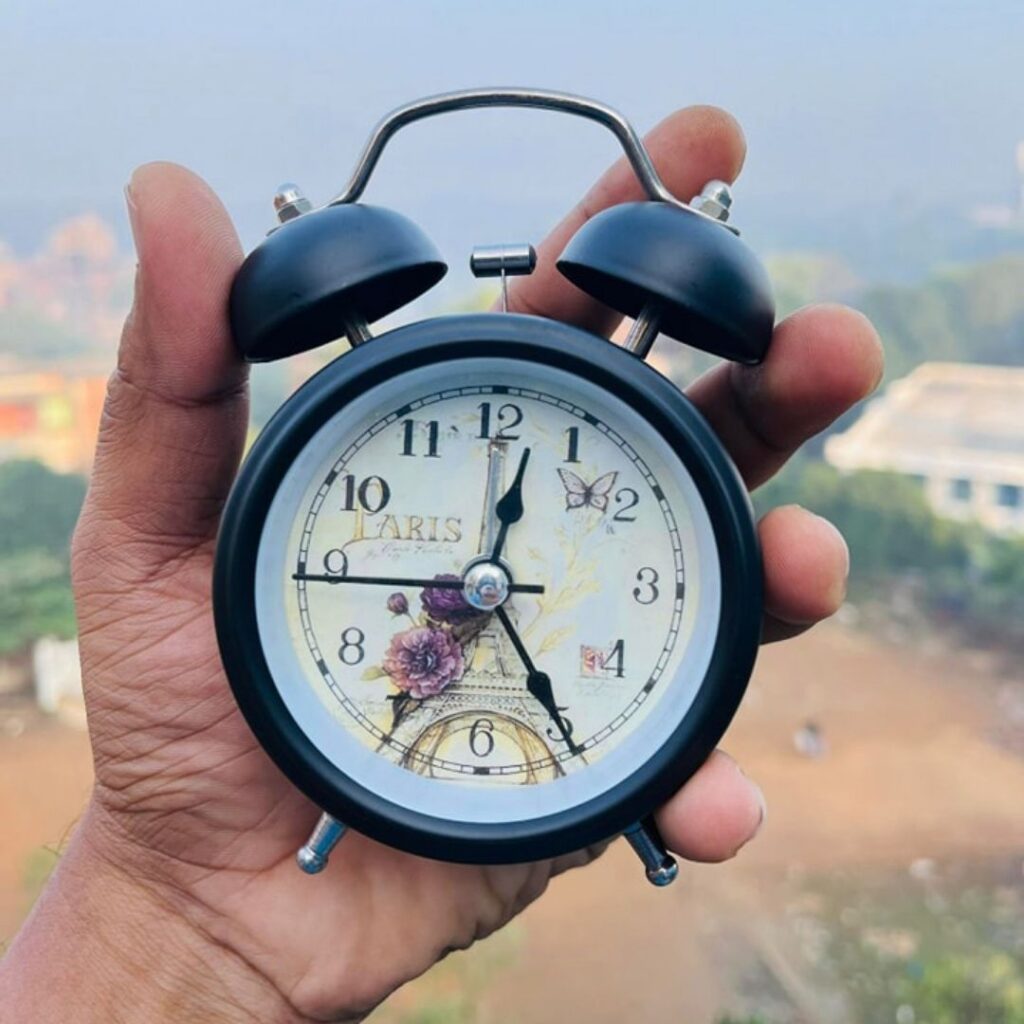 Vintage Alarming Table Clock